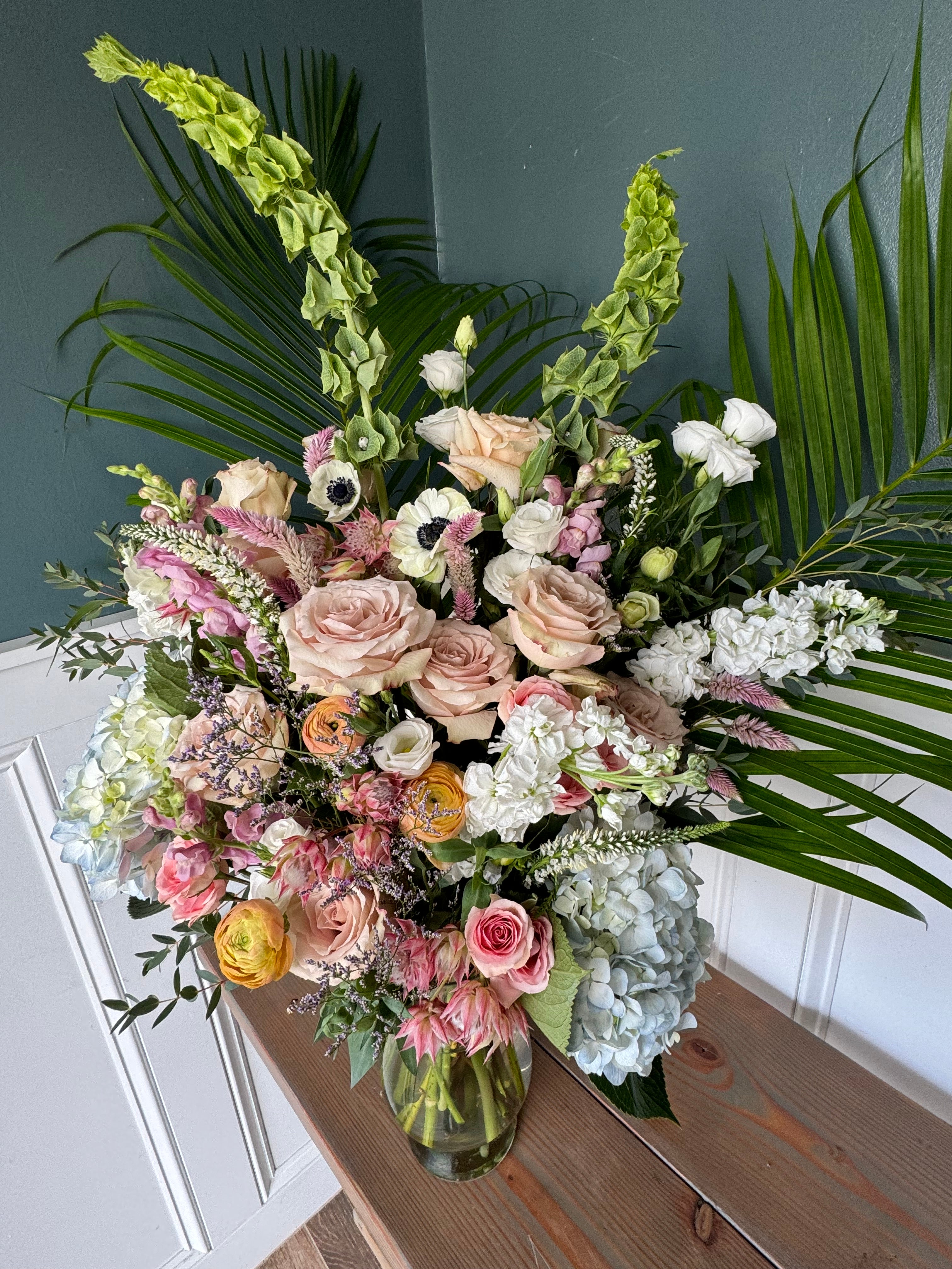 Supreme: Holiday Arrangement in Vase: