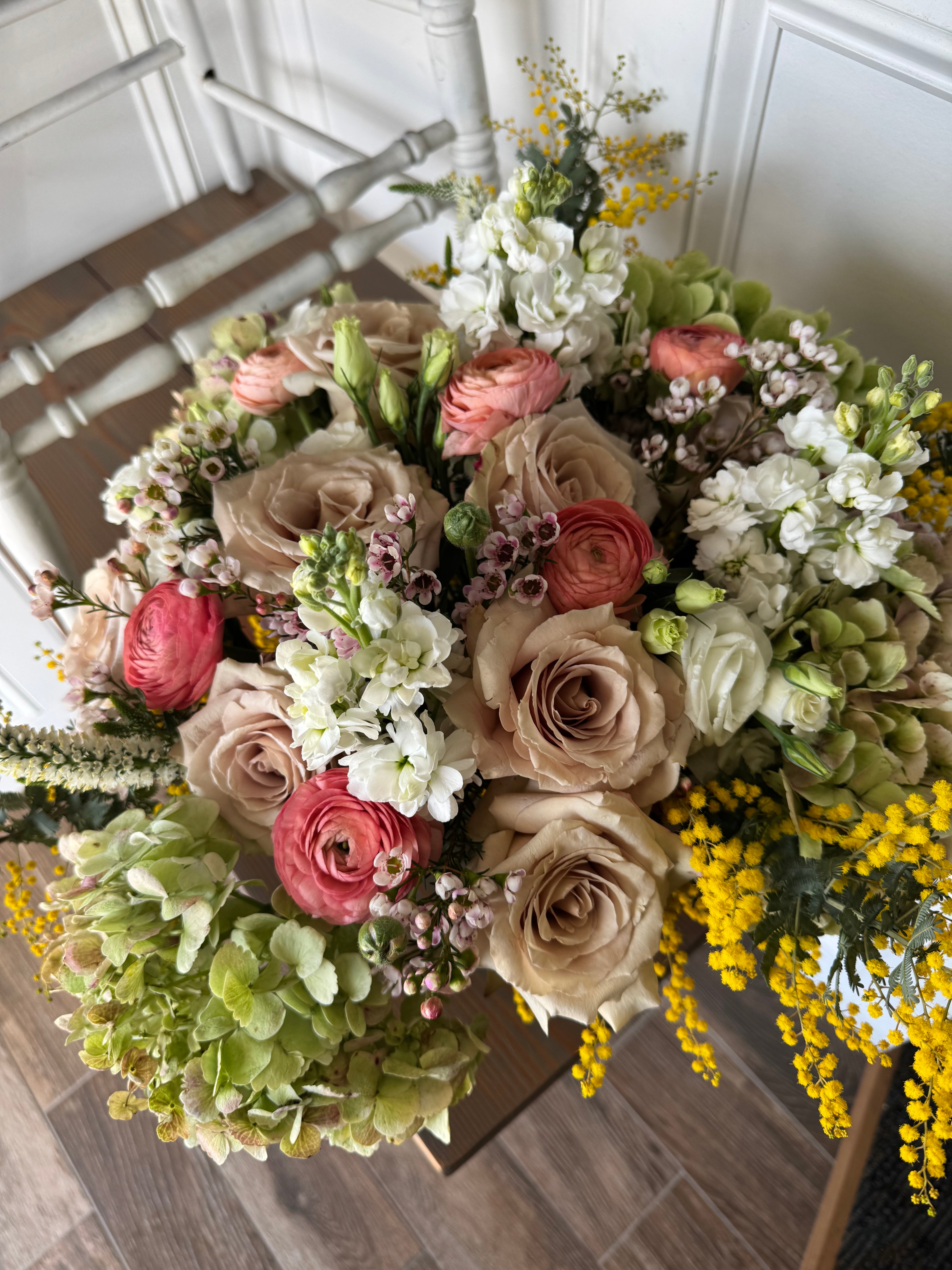 Low Arrangement in Vase: Deluxe