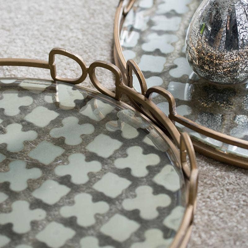 Valentina Tray, Medium