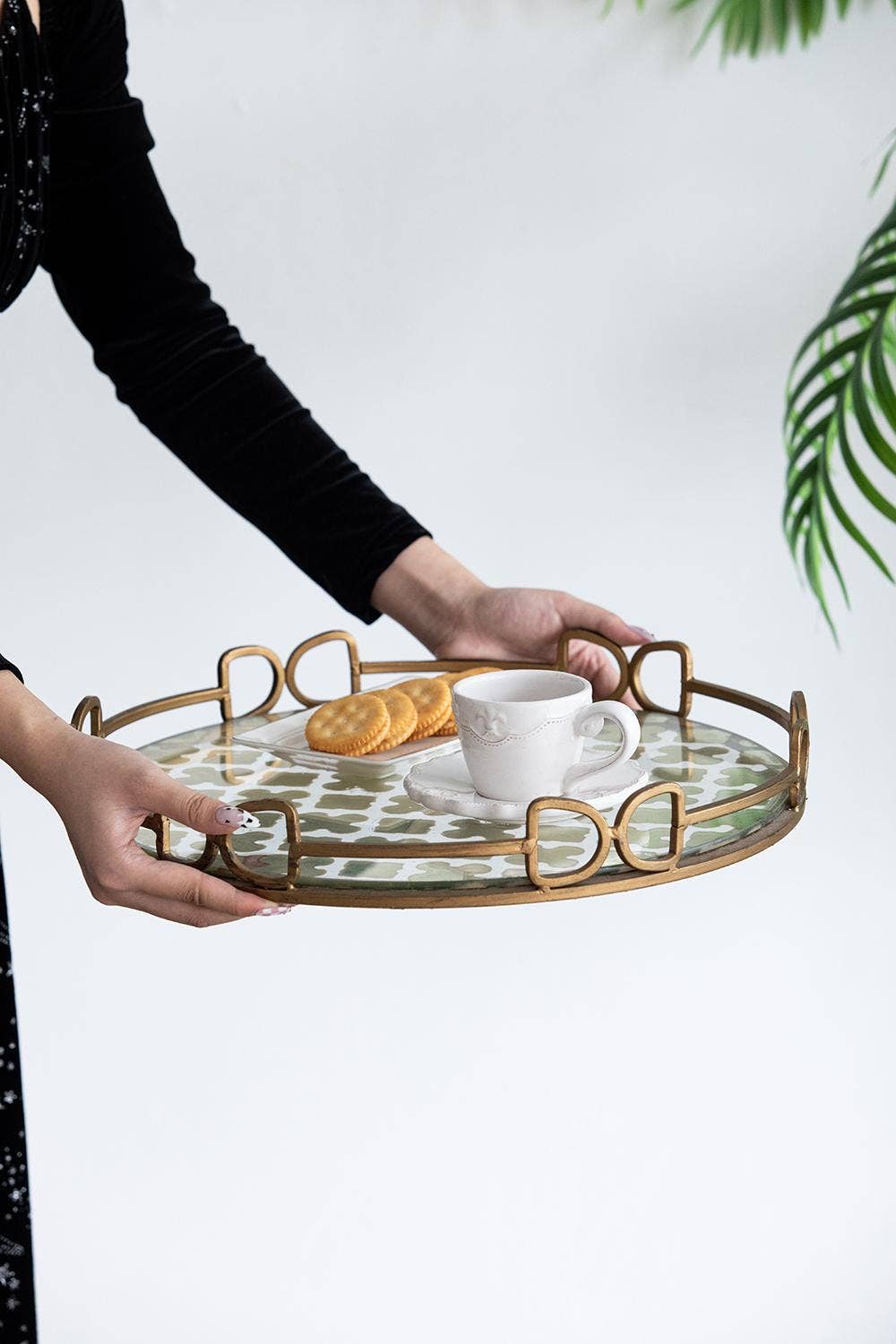 Valentina Tray, Medium