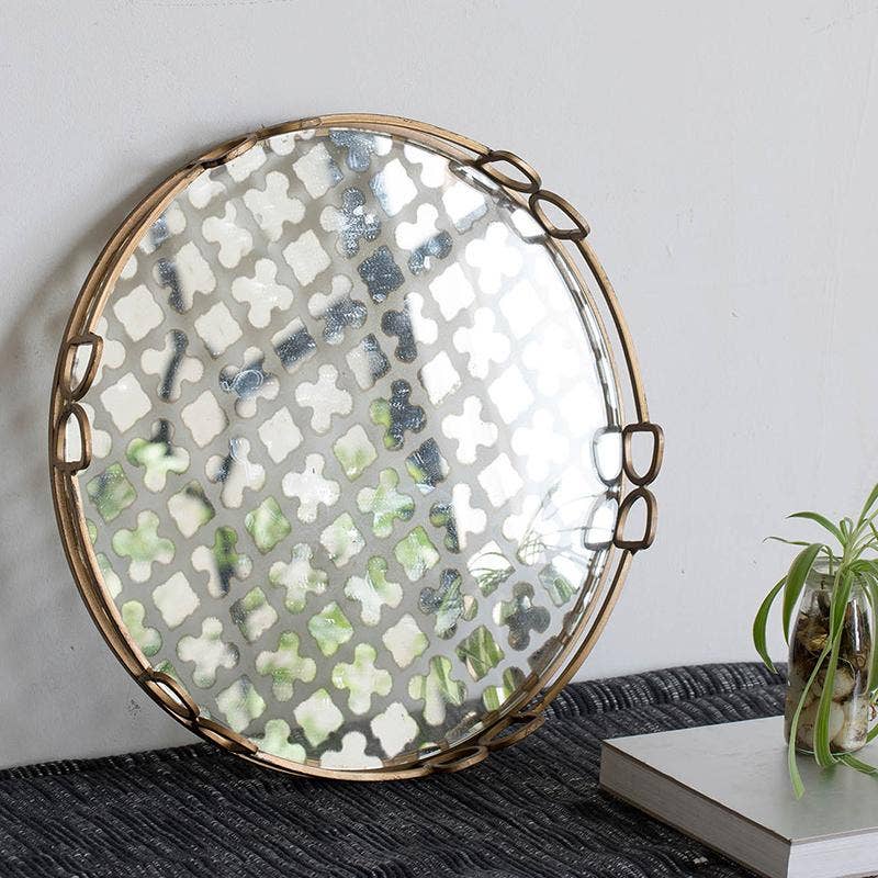 Valentina Tray, Medium