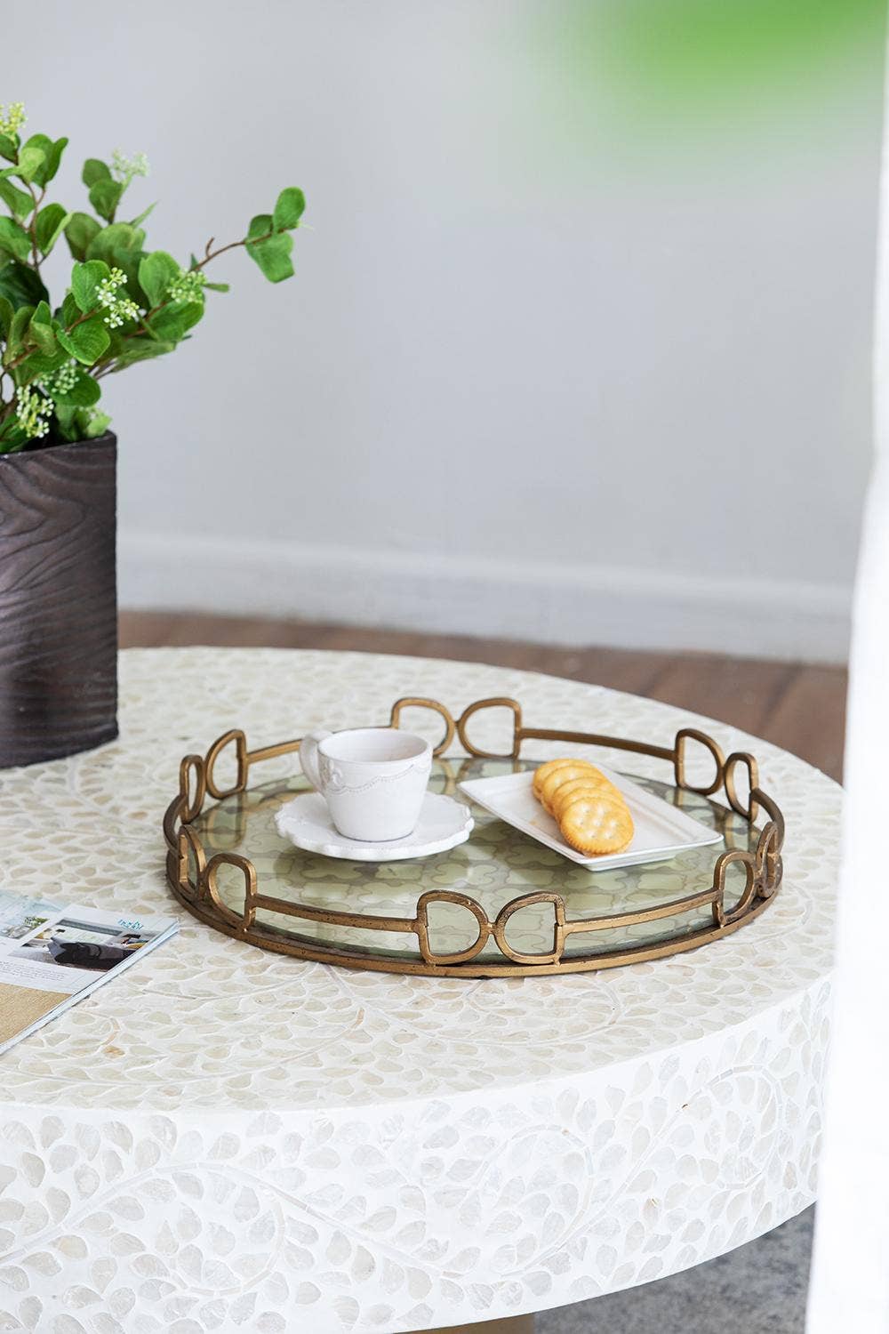 Valentina Tray, Medium