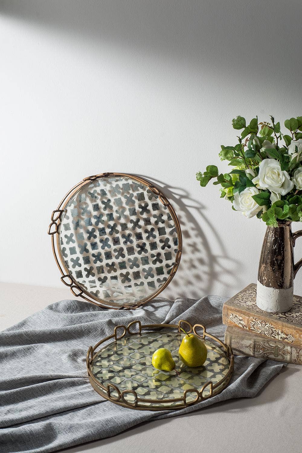 Valentina Tray, Medium