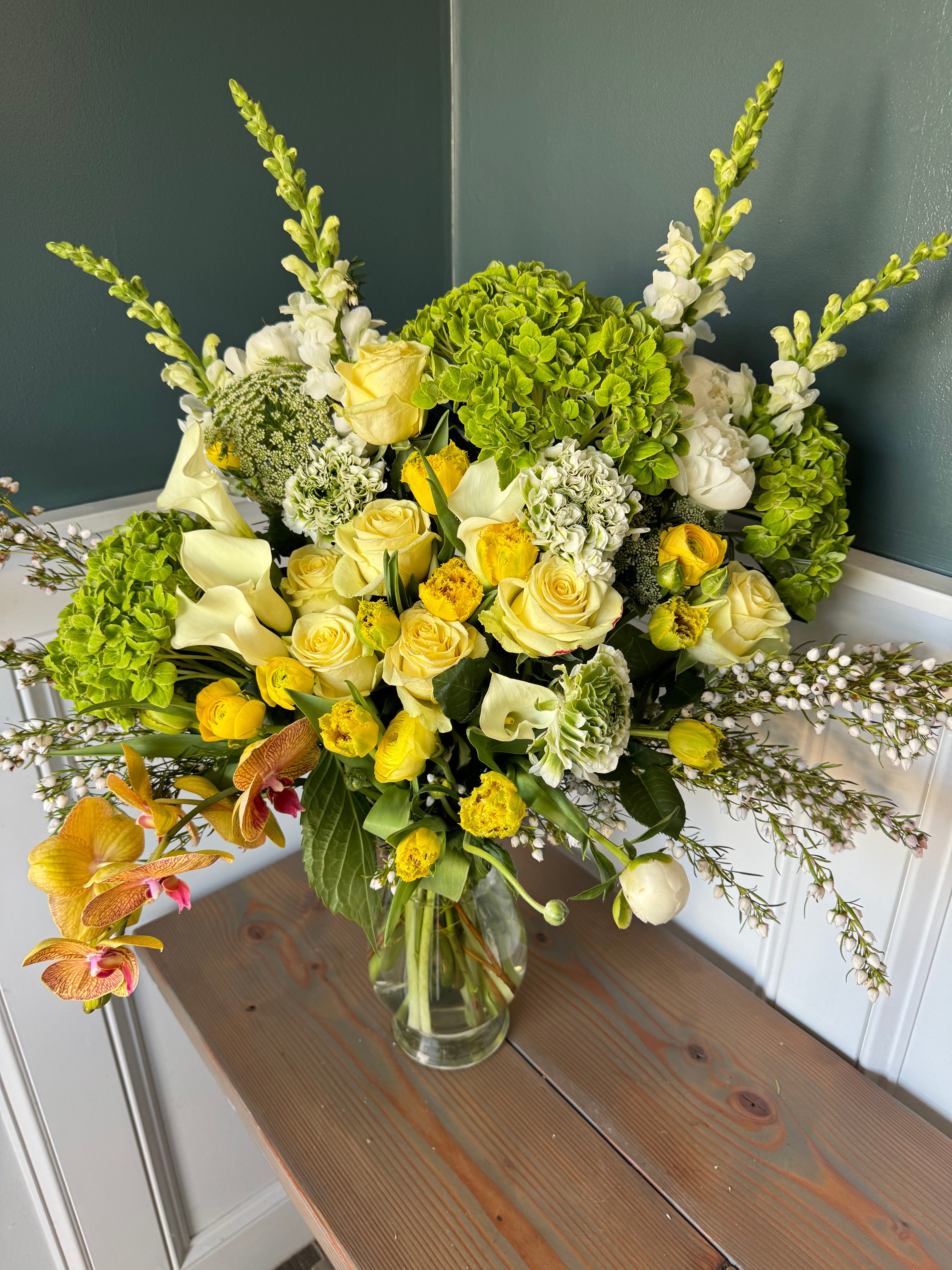 Deluxe: Holiday Arrangement in Vase: