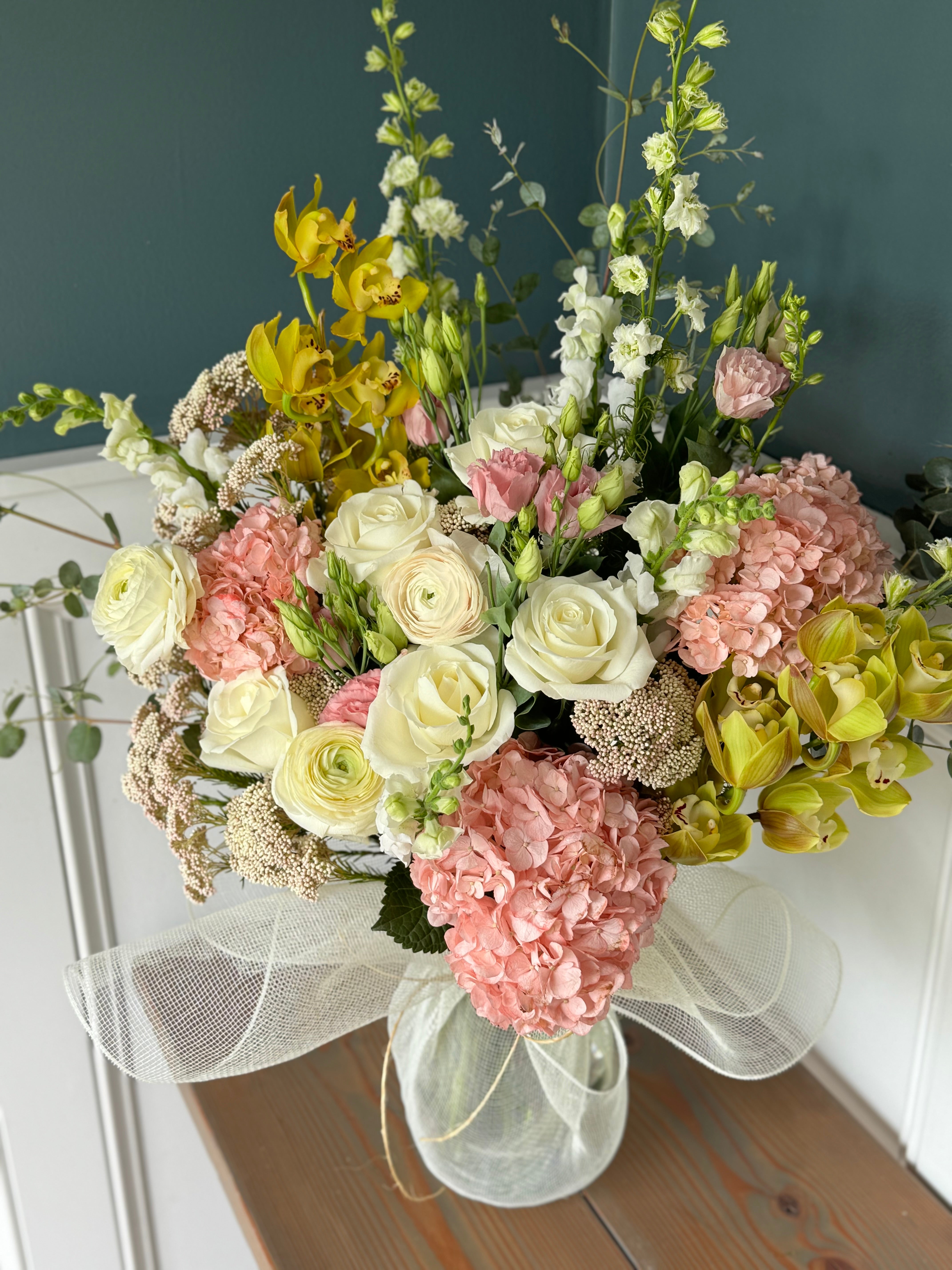 Deluxe: Holiday Arrangement in Vase: