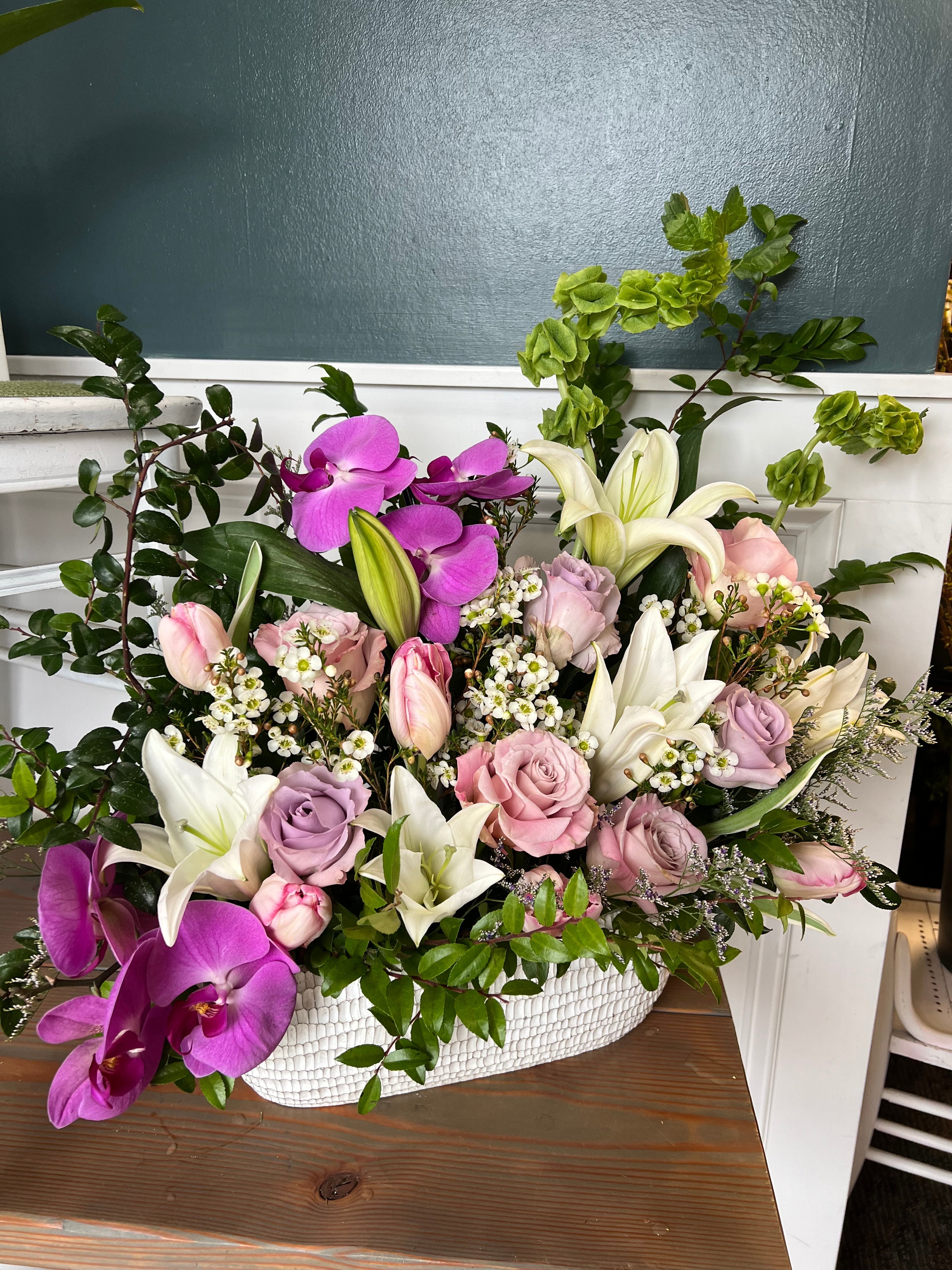 Low Grande: Holiday Vase Arrangement