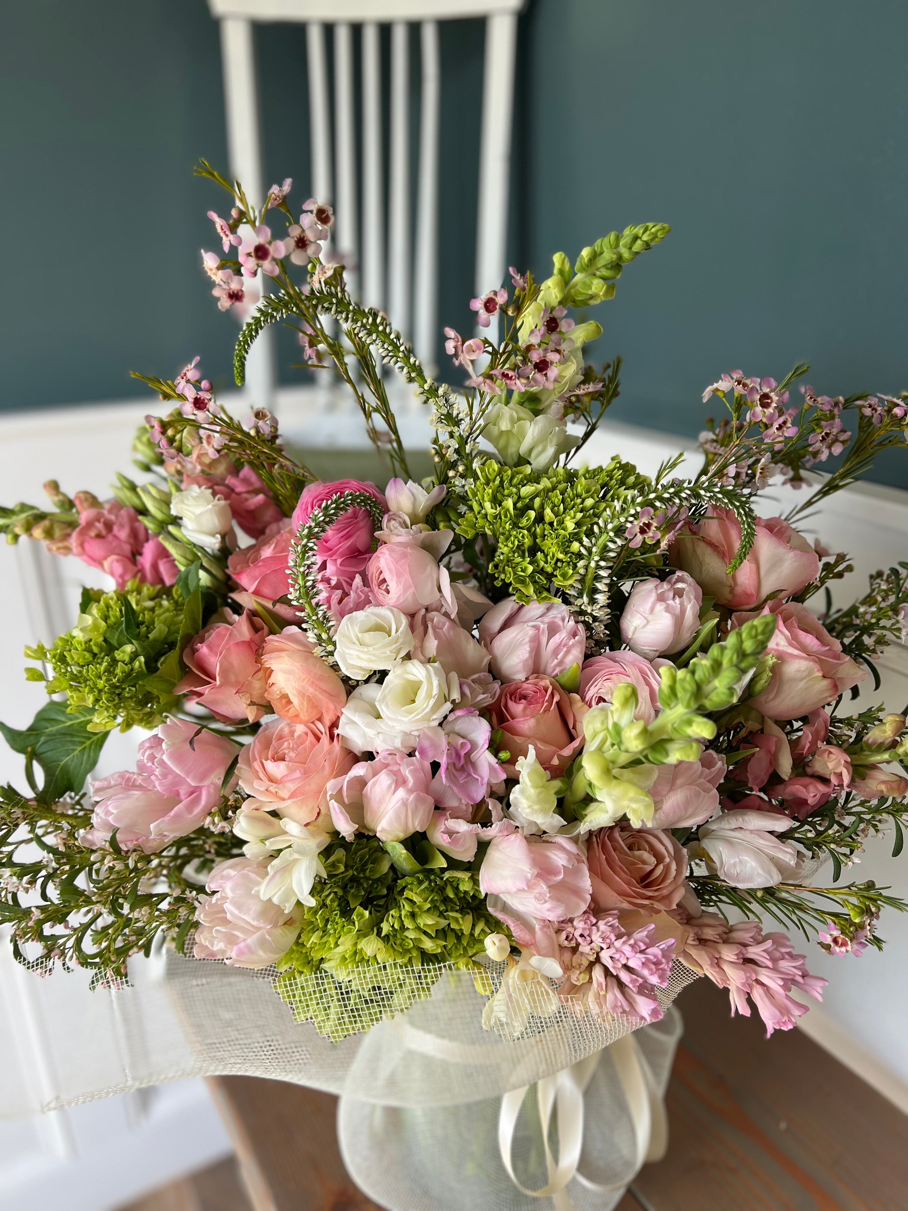 Deluxe: Holiday Arrangement in Vase: