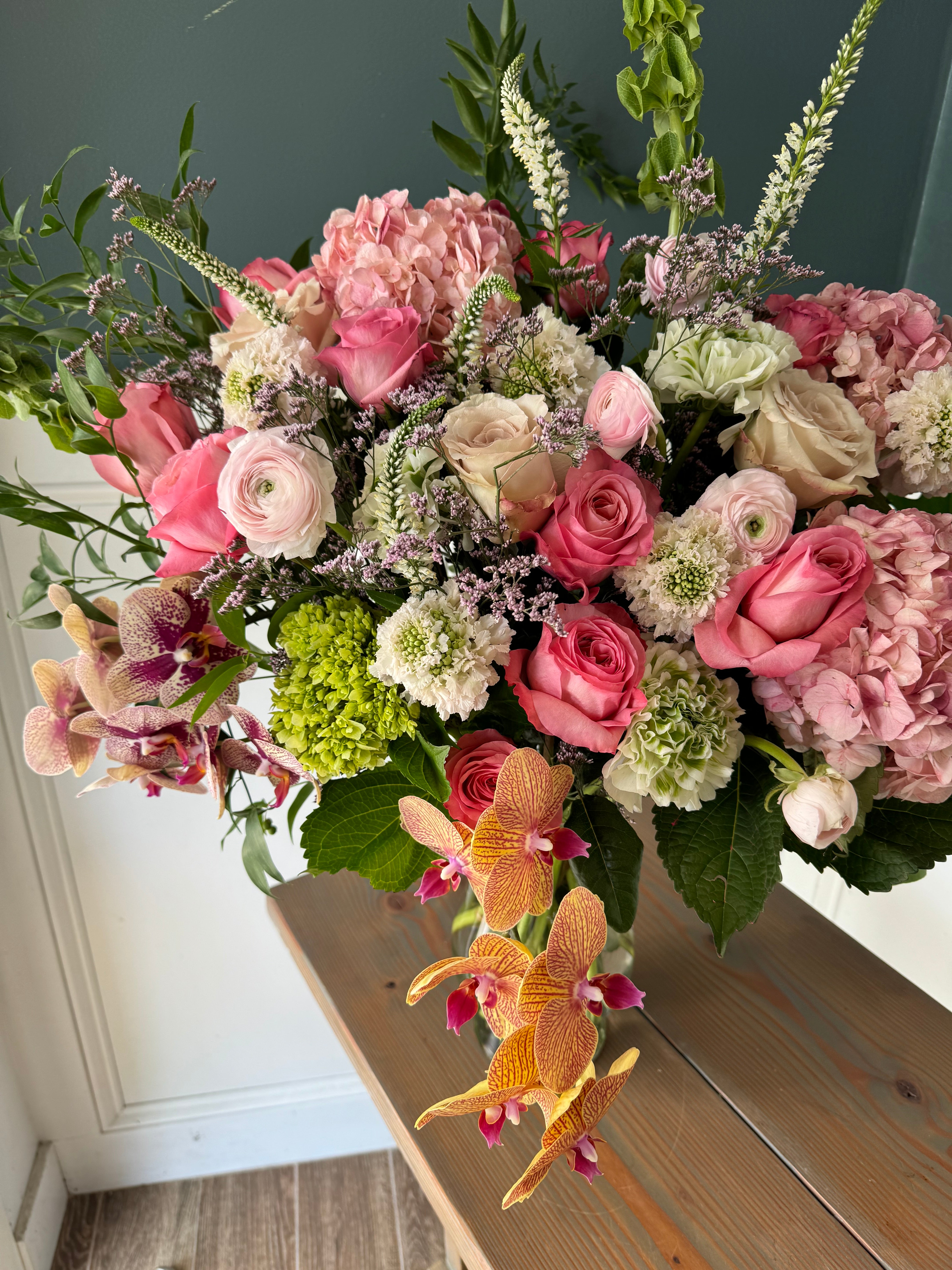 Deluxe: Holiday Arrangement in Vase: