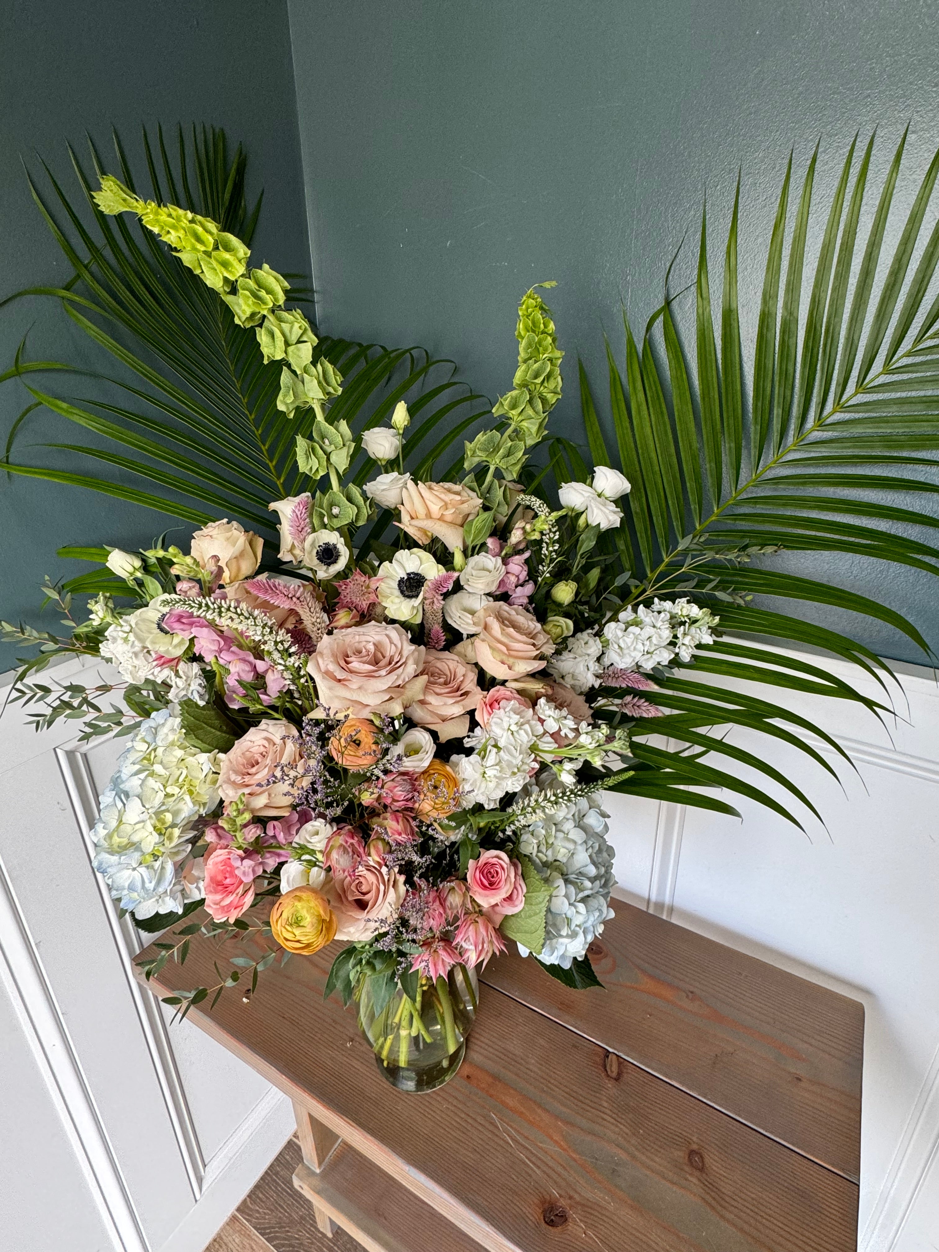 Supreme: Holiday Arrangement in Vase: