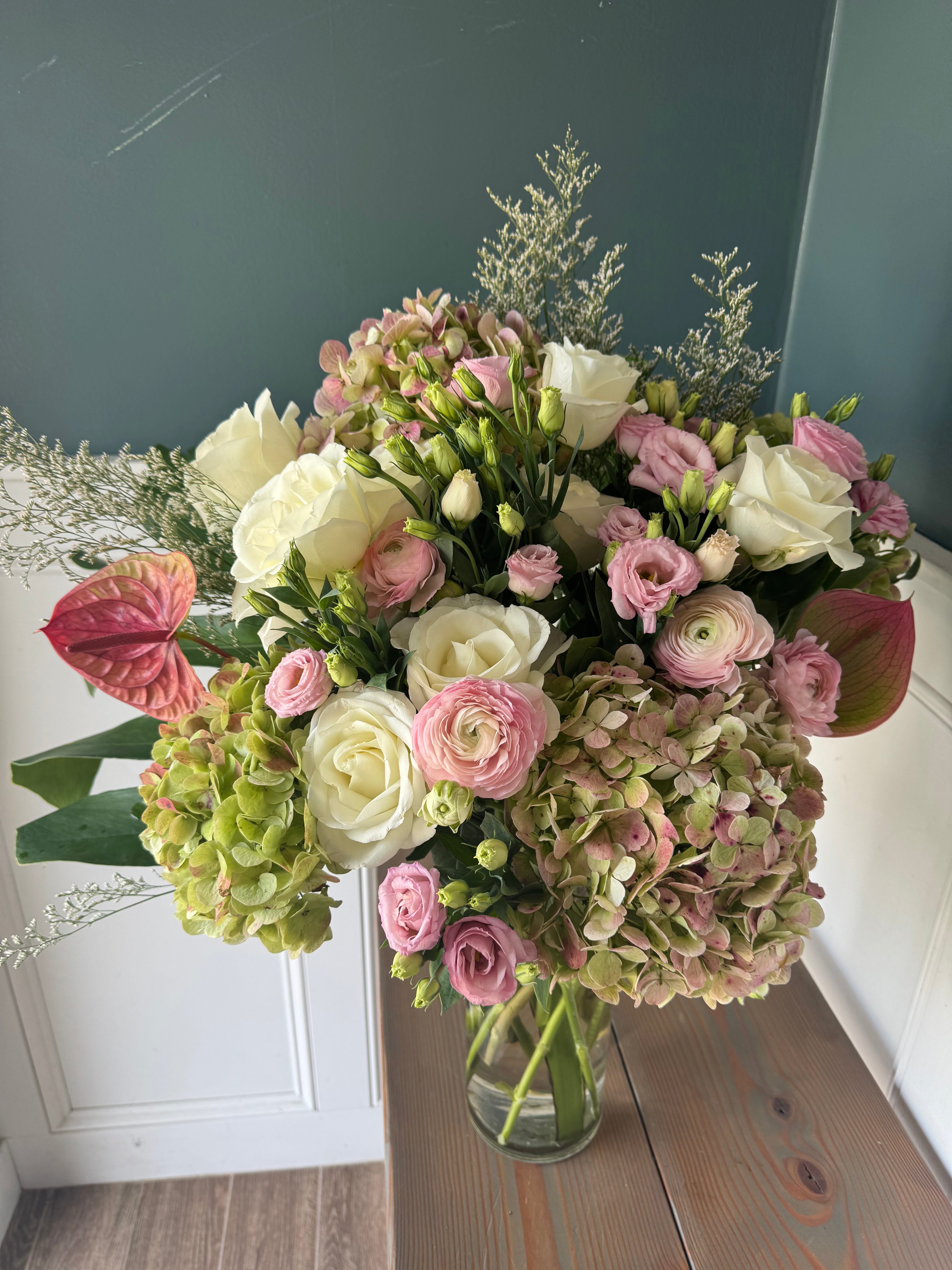Supreme: Holiday Arrangement in Vase: