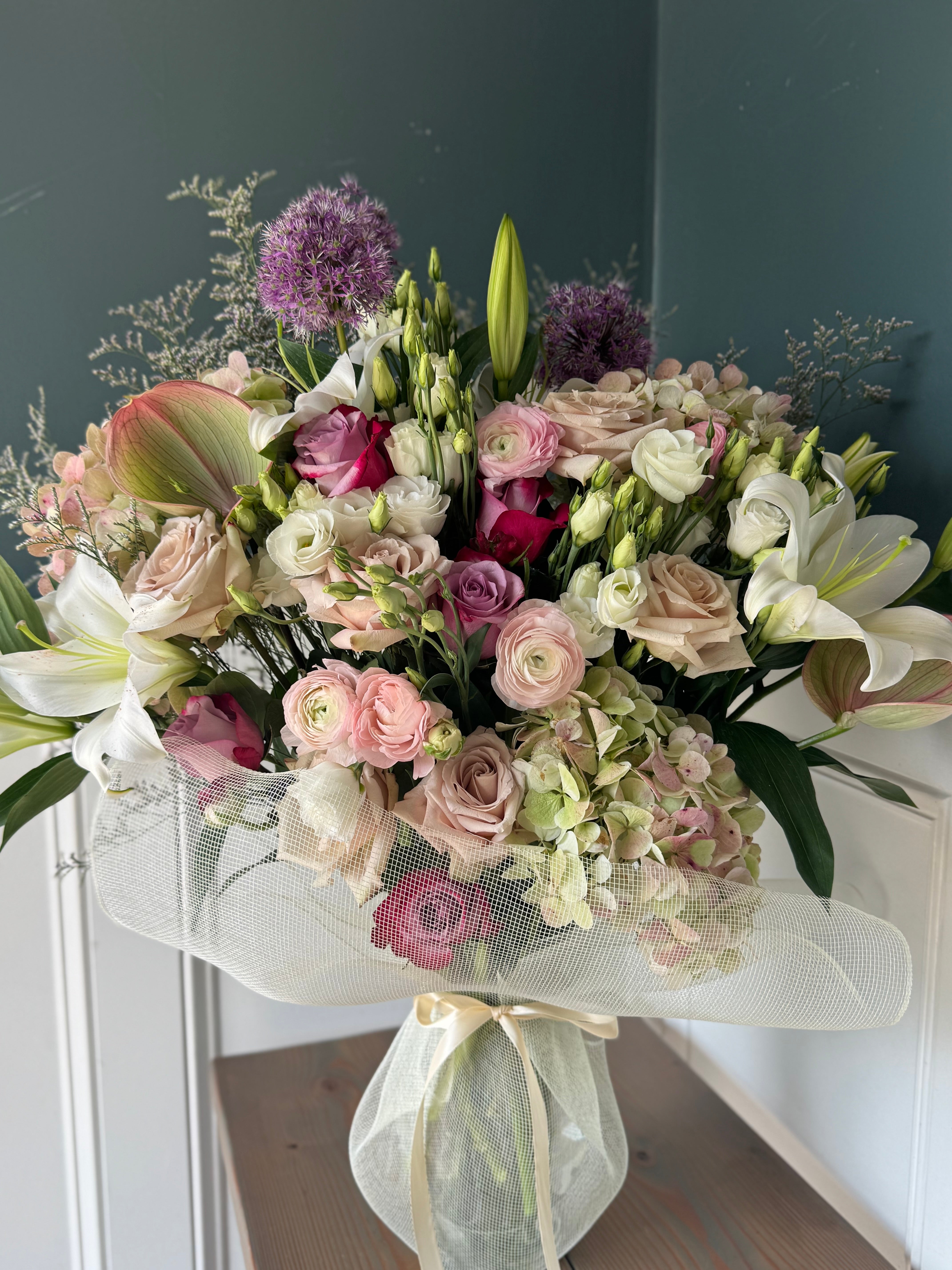 Supreme: Holiday Arrangement in Vase: