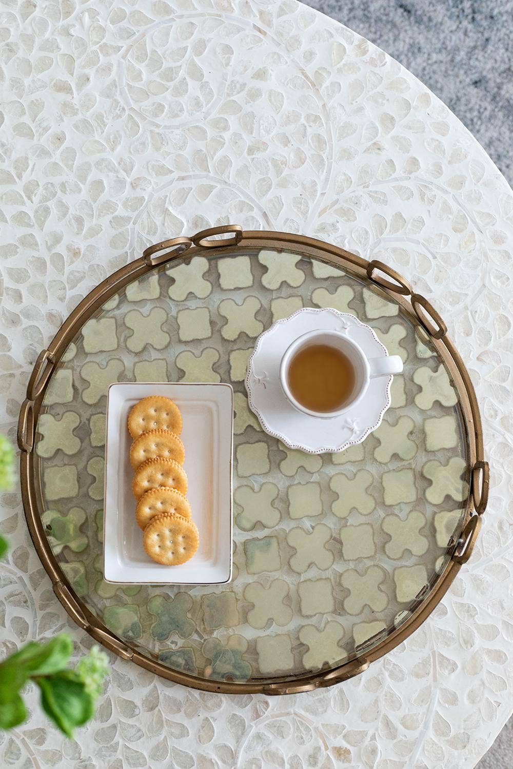 Valentina Tray, Medium