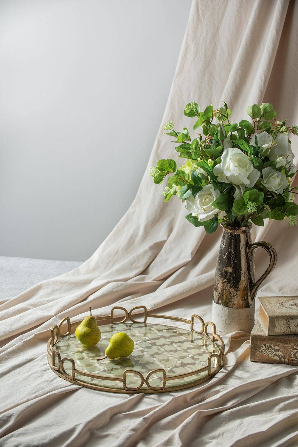 Valentina Tray, Medium