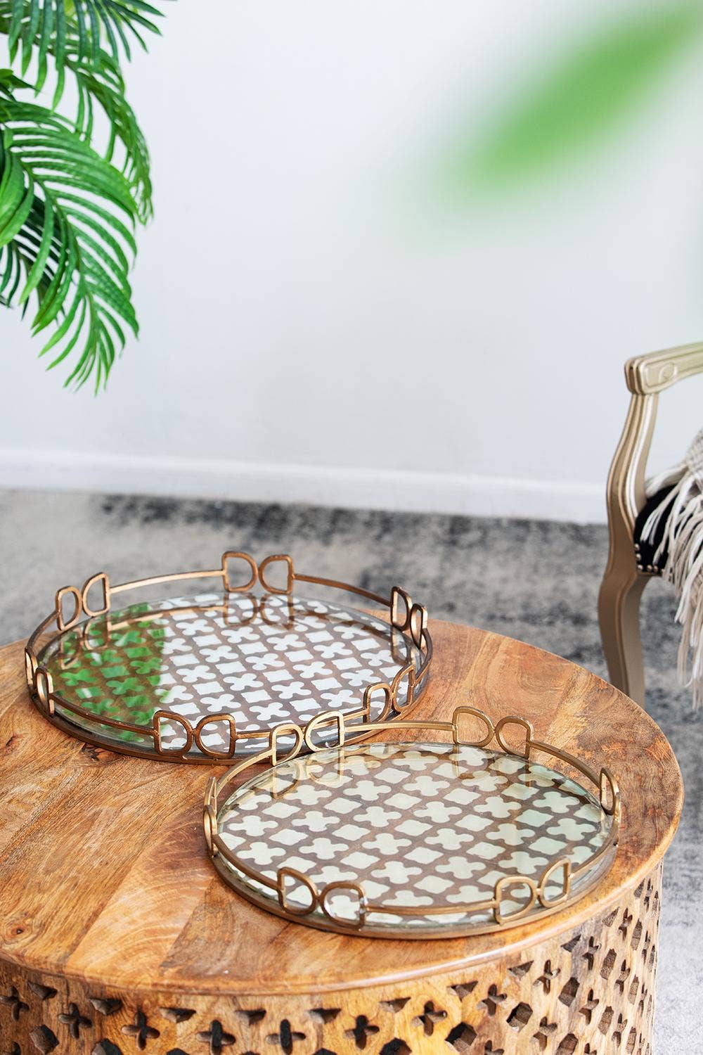 Valentina Tray, Medium