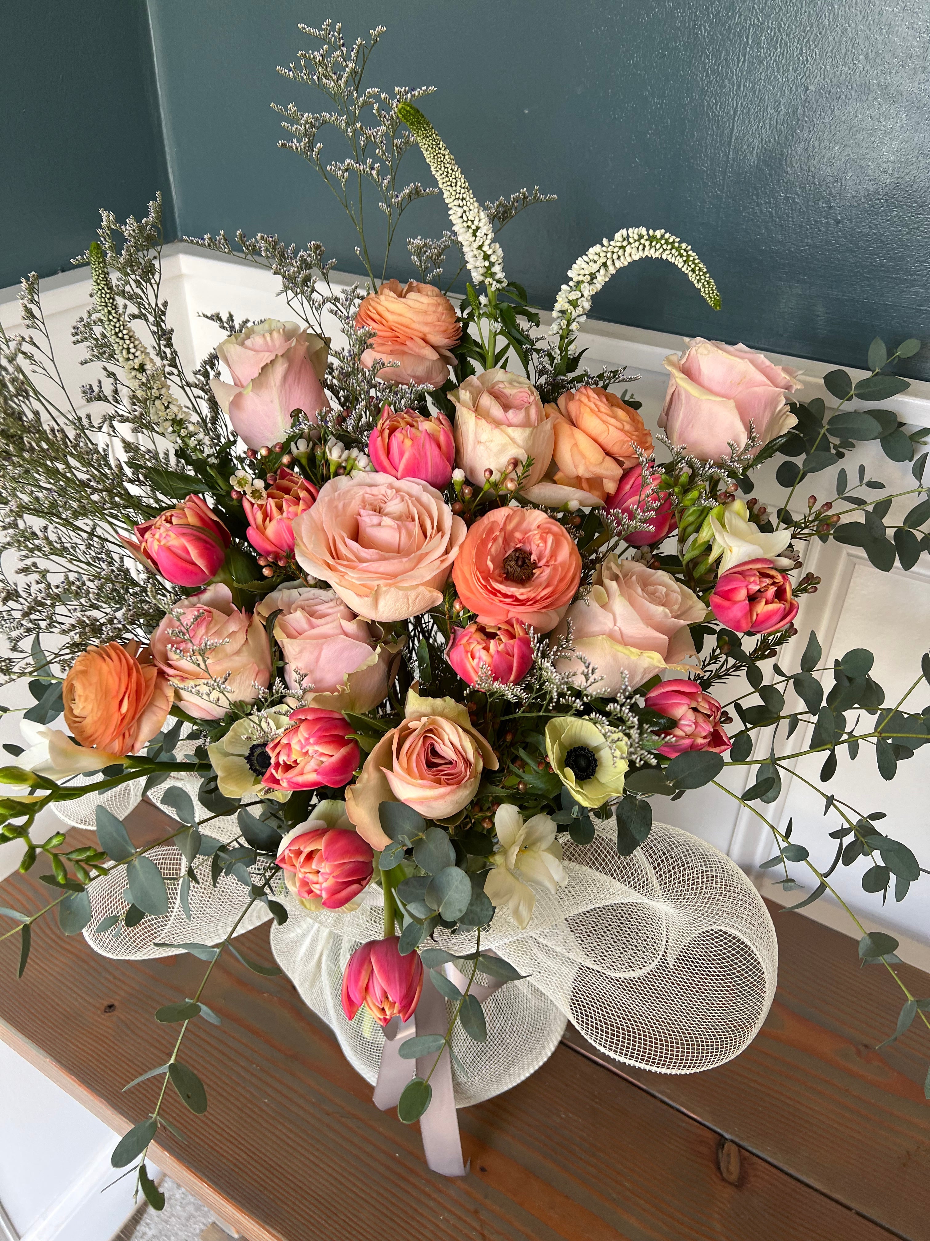 Grande: Holiday Arrangement in Vase:
