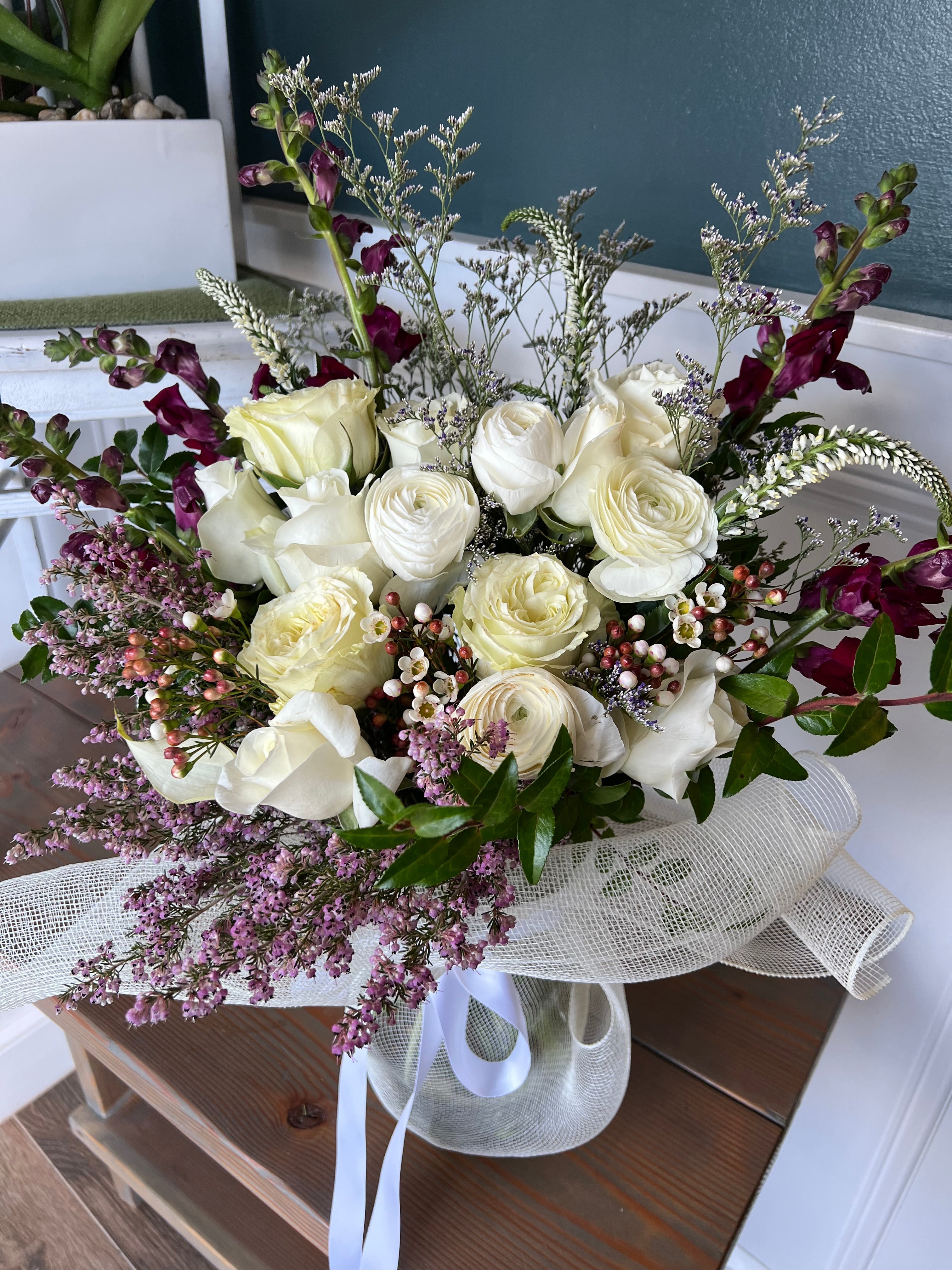 Grande: Holiday Arrangement in Vase:
