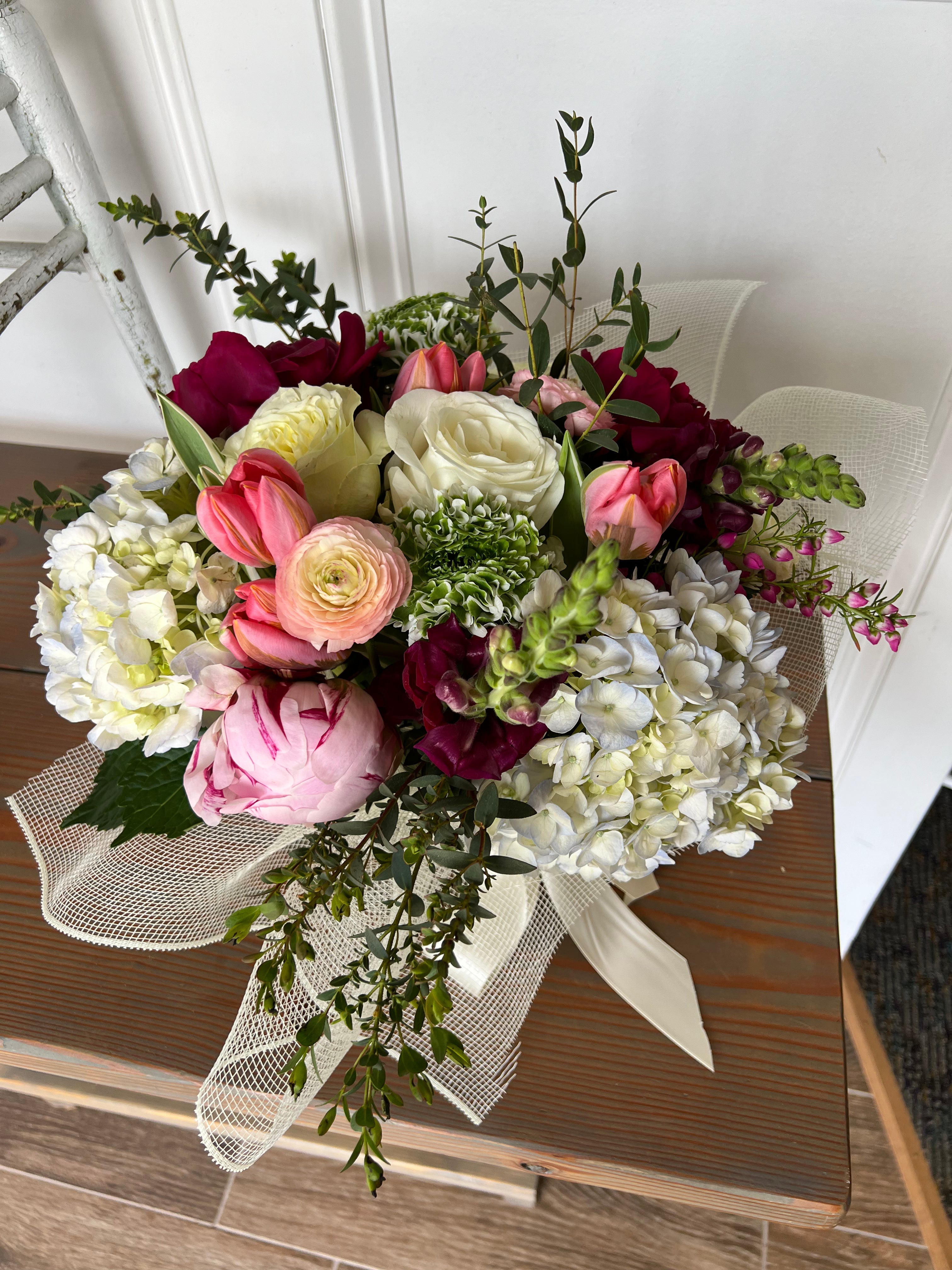 Low Grande: Holiday Vase Arrangement