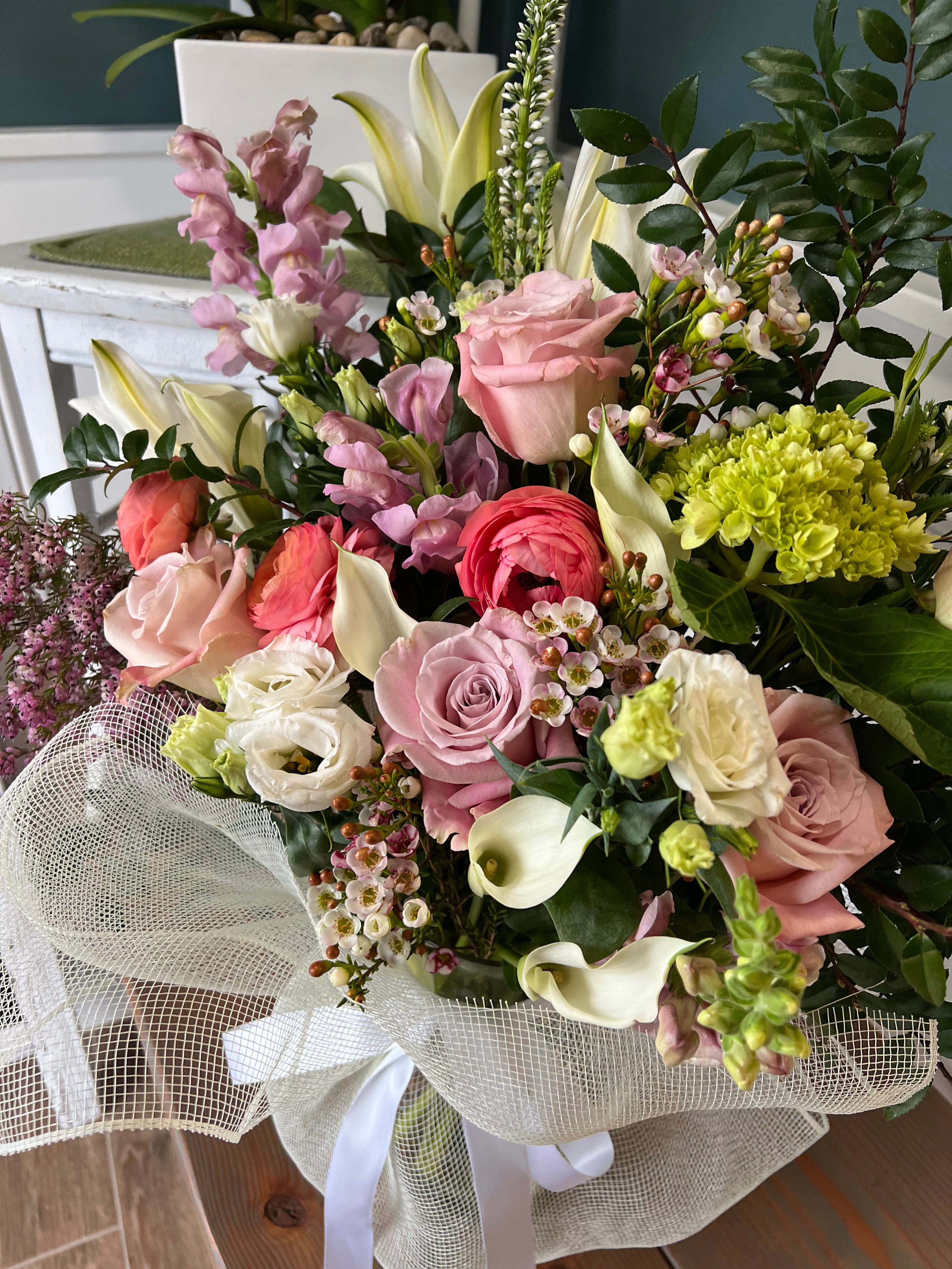 Grande: Holiday Arrangement in Vase: