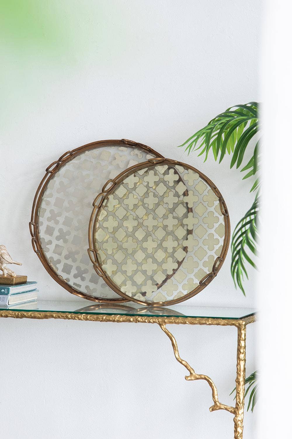 Valentina Tray, Medium