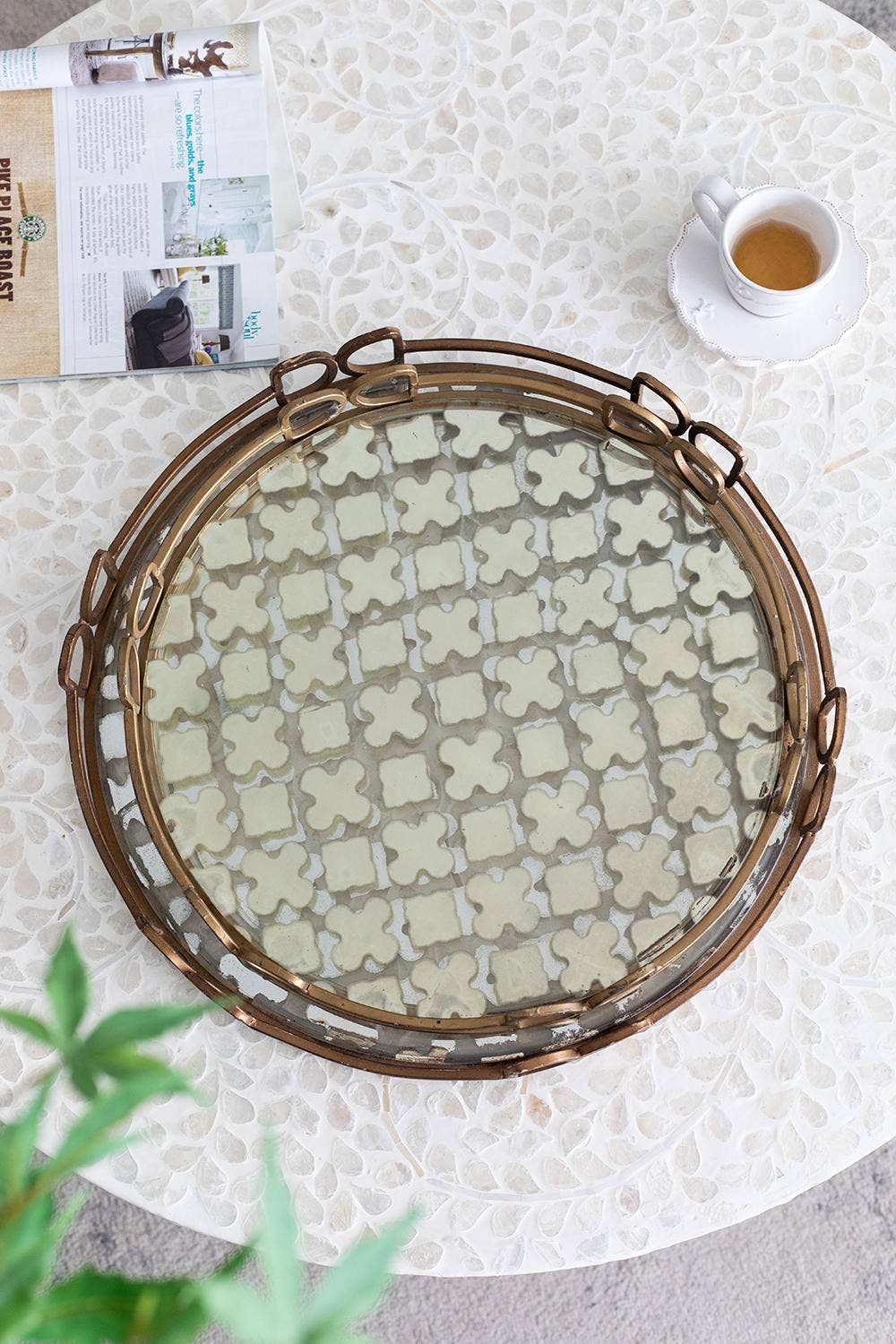 Valentina Tray, Medium