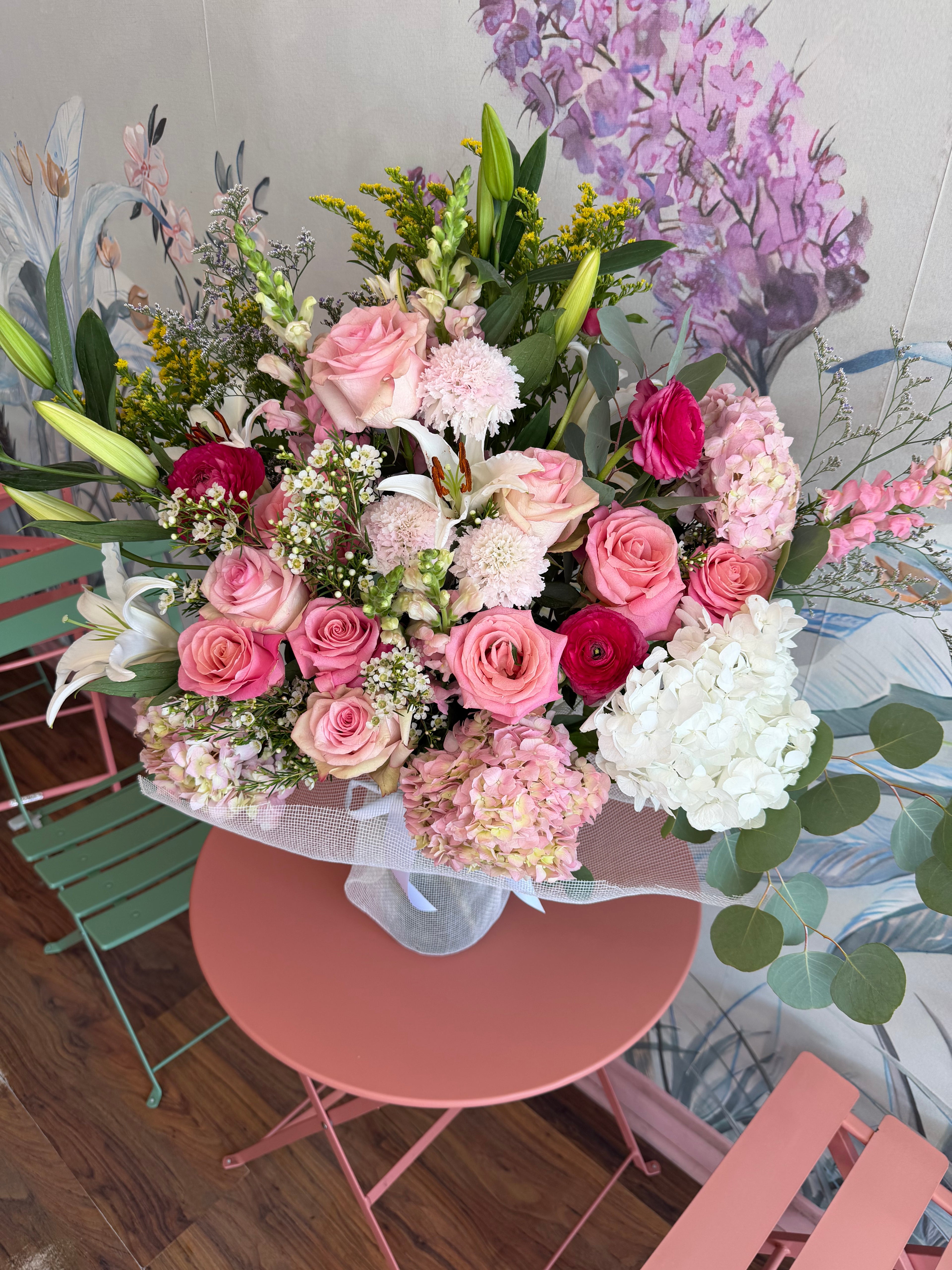 Deluxe: Holiday Arrangement in Vase: