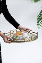 Valentina Tray, Medium