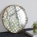 Valentina Tray, Medium