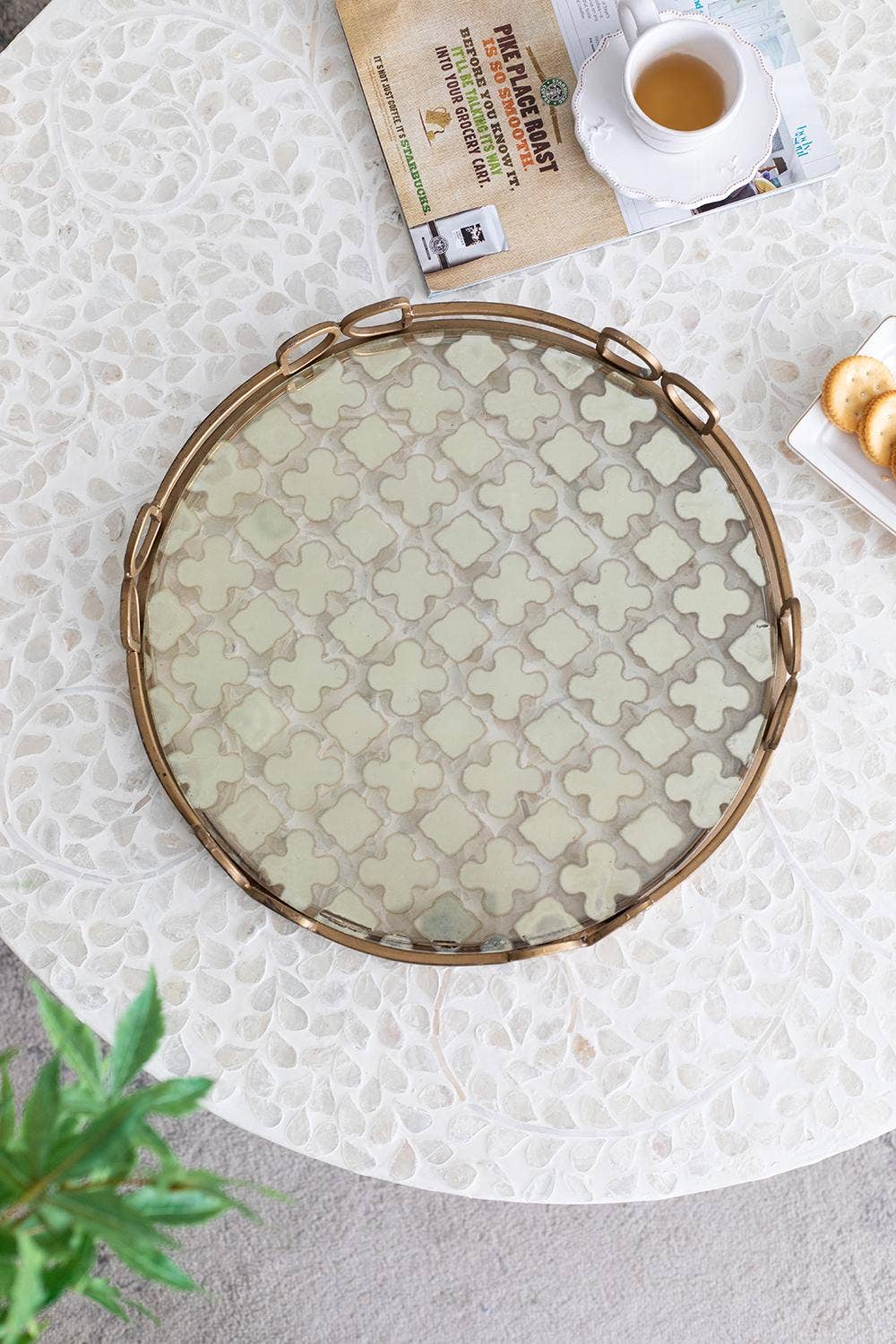 Valentina Tray, Medium