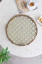 Valentina Tray, Medium