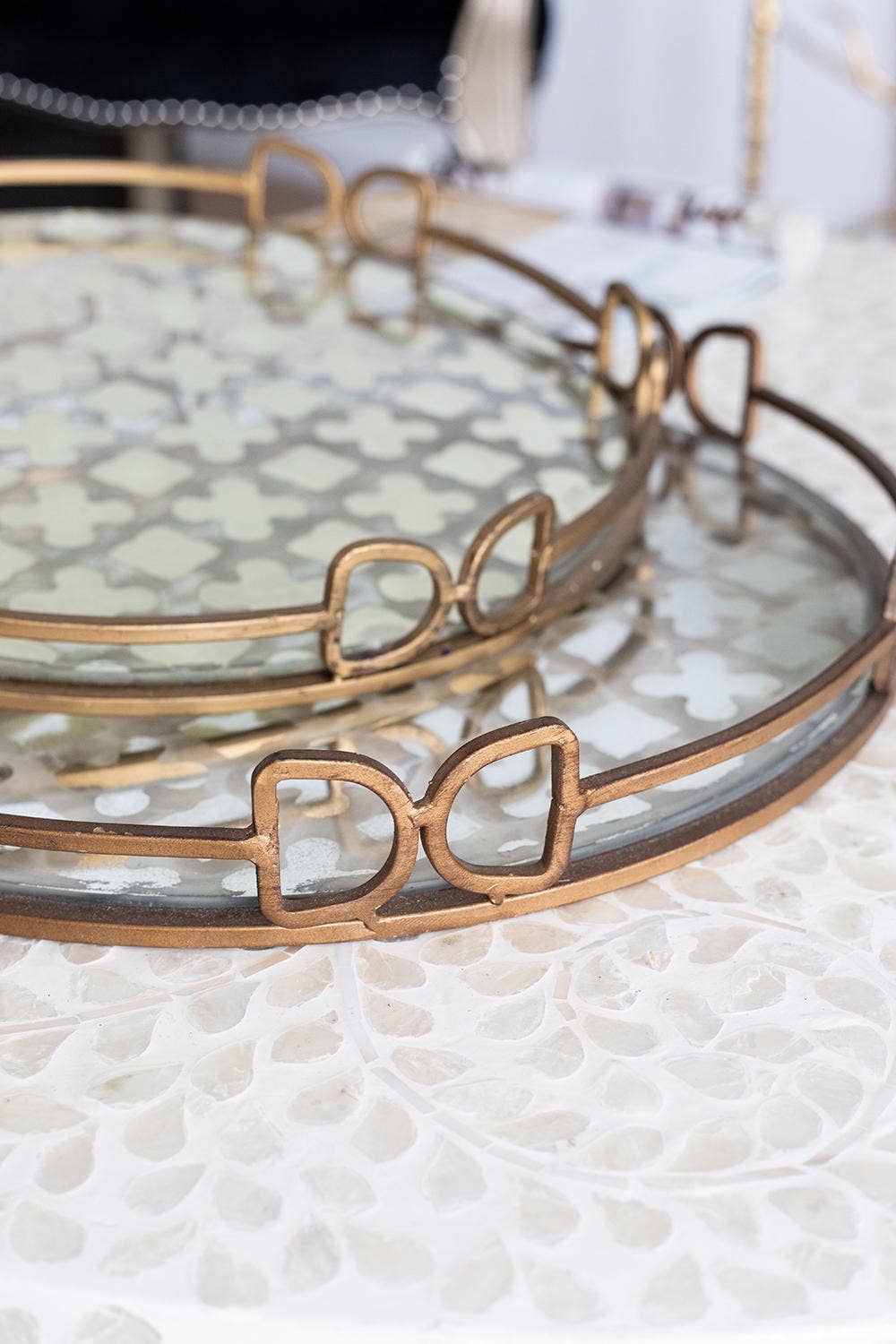 Valentina Tray, Medium