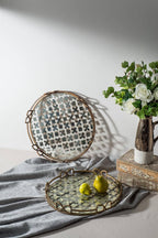 Valentina Tray, Medium