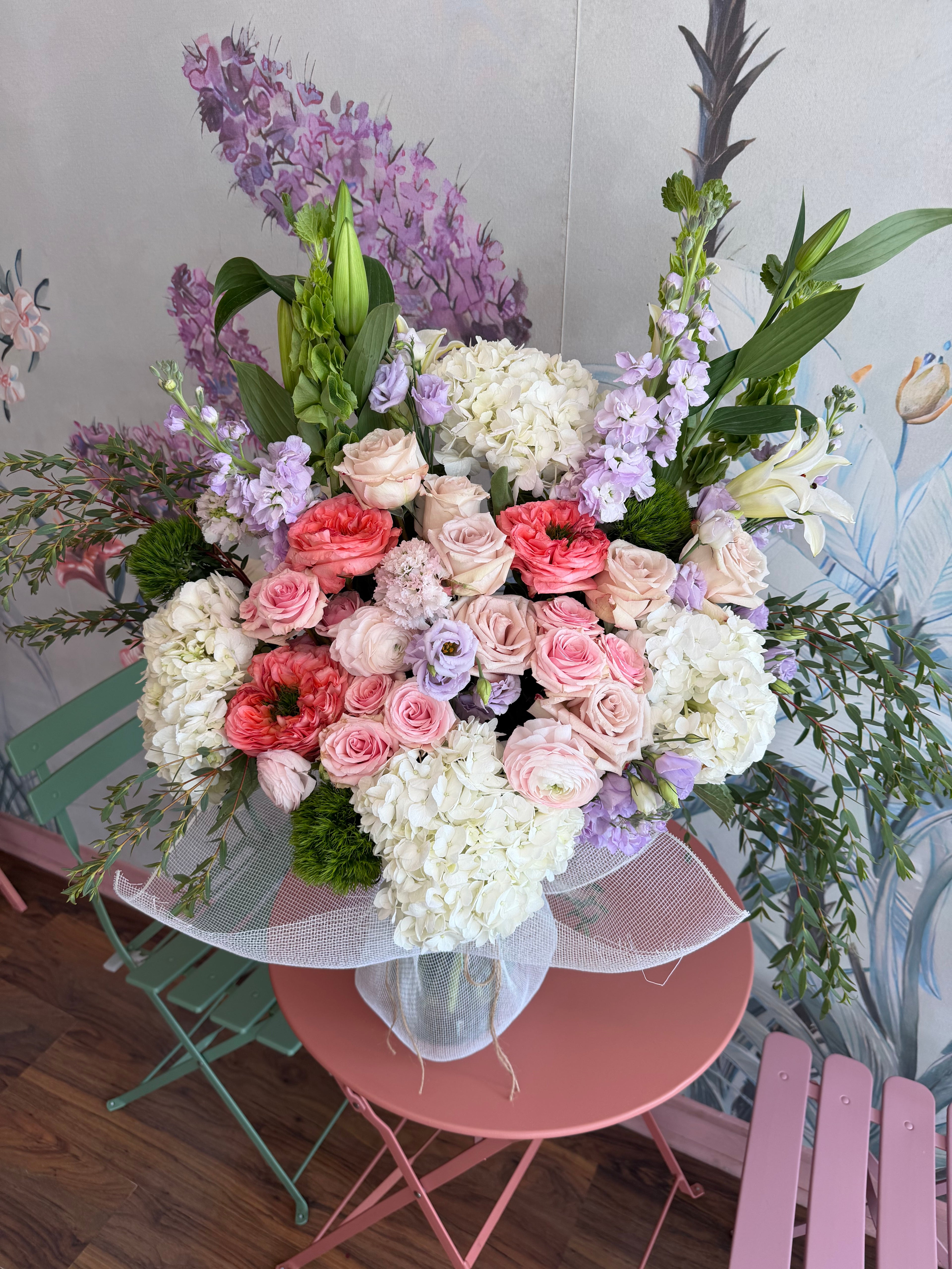 Deluxe: Holiday Arrangement in Vase: