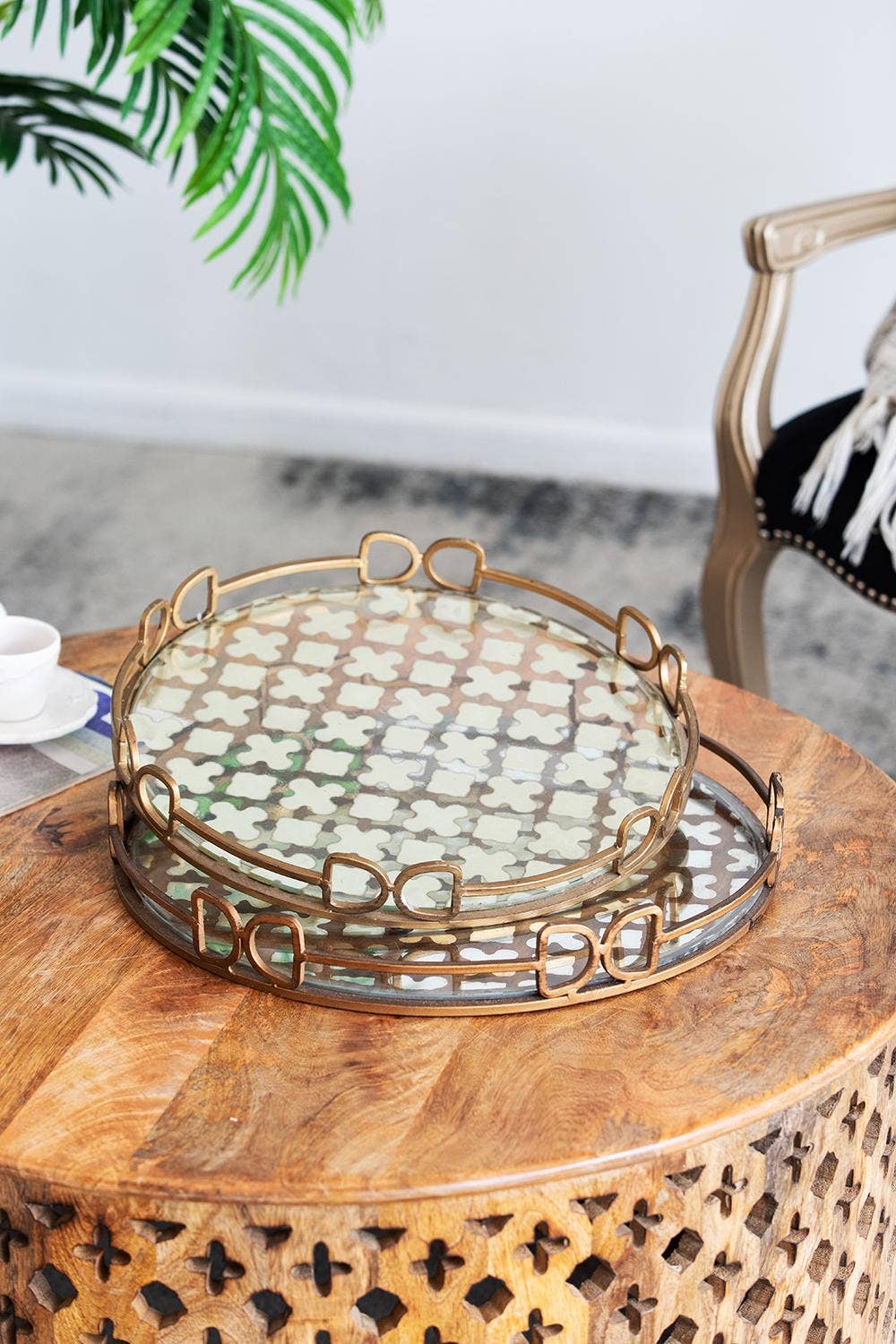 Valentina Tray, Medium
