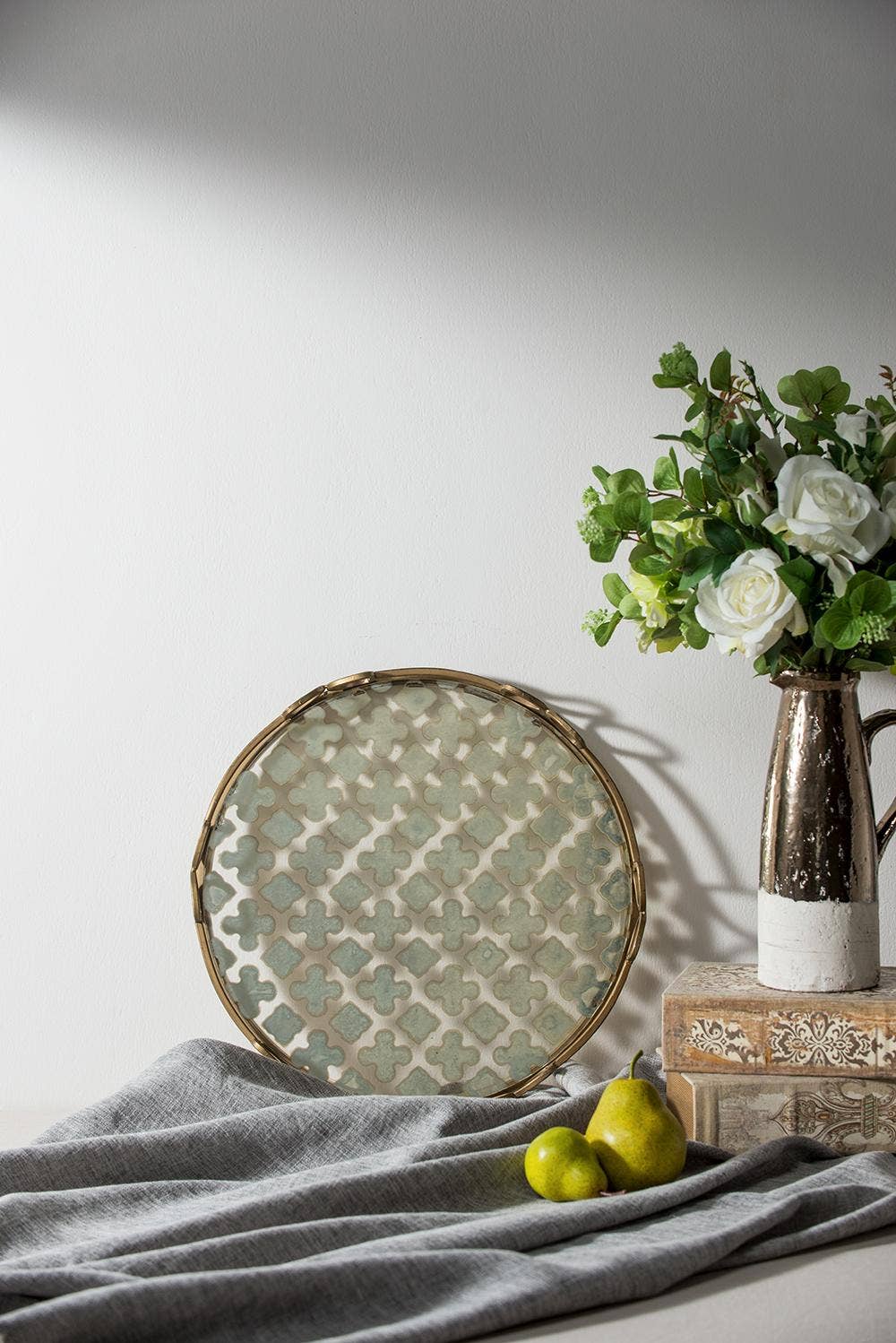 Valentina Tray, Medium