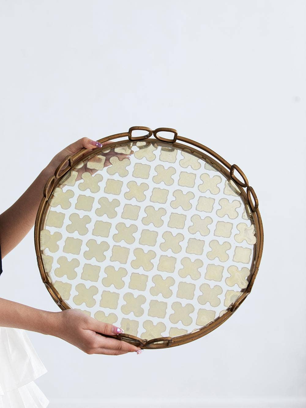 Valentina Tray, Medium