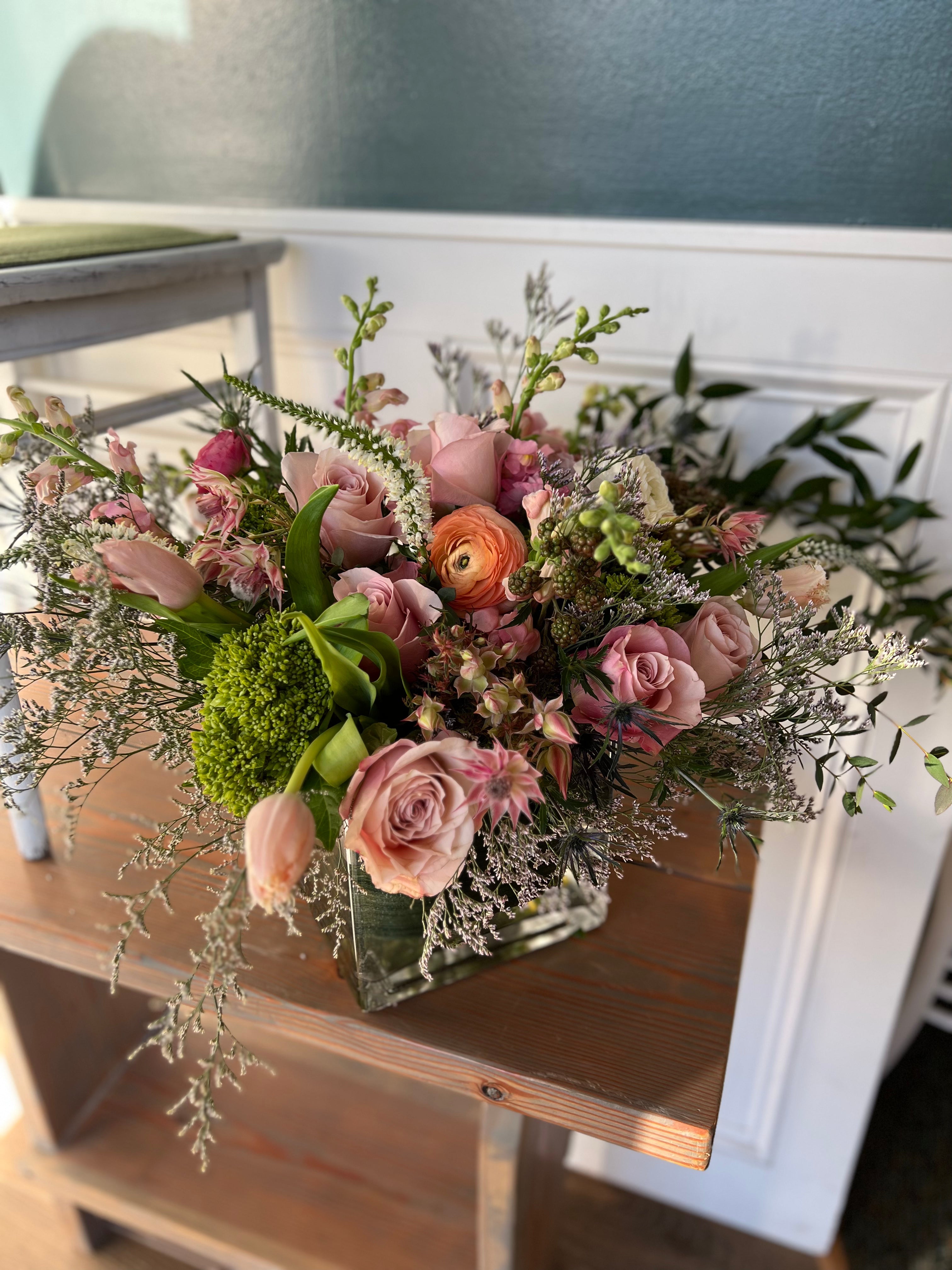 Holiday Arrangement in Vase: Low Grande