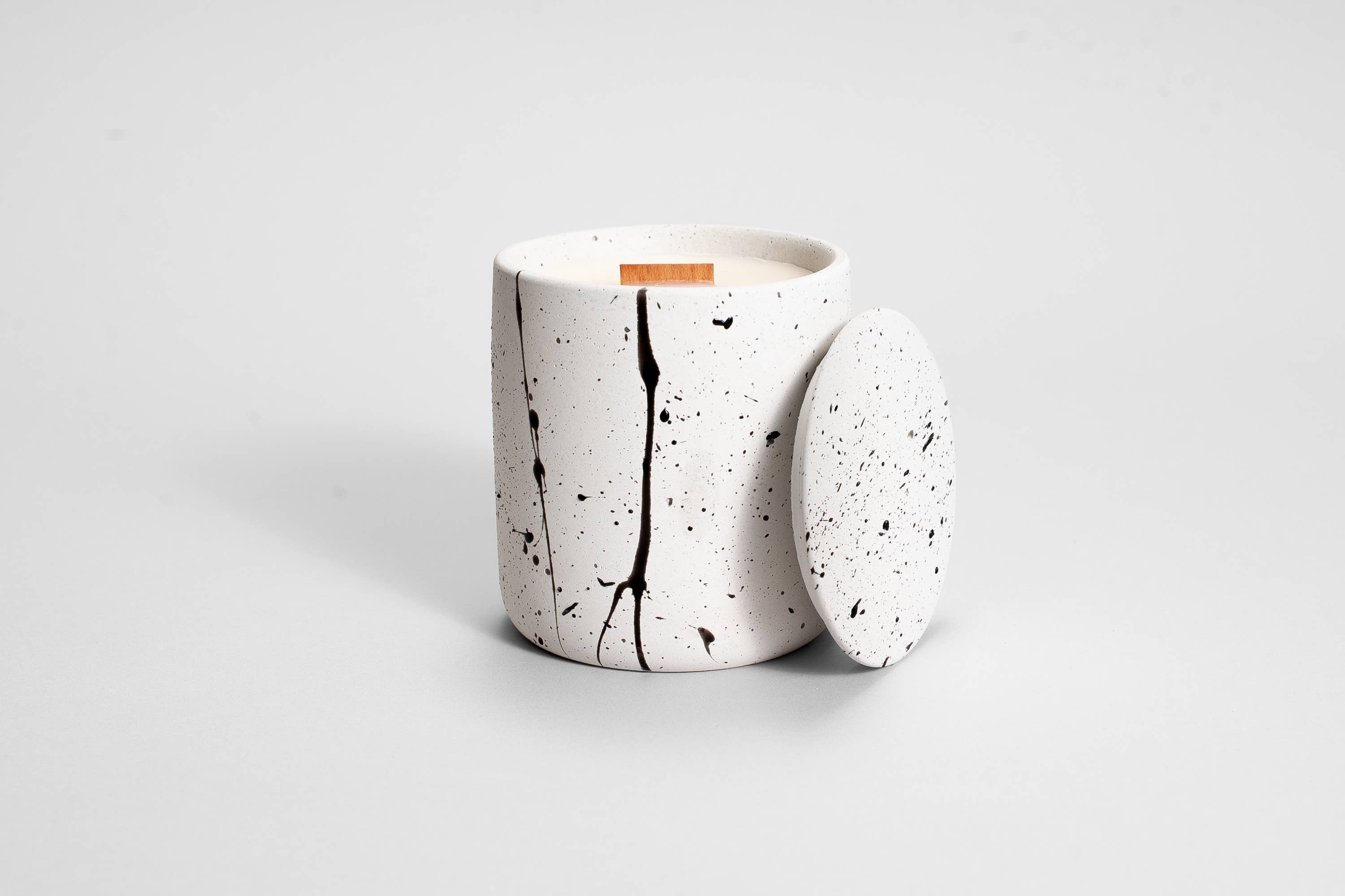 Handcrafted white splash concrete soy candle | Medio